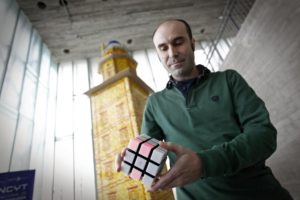 GRA369. A CORUÑA, 04/10/2016.- El campeón del mundo de velocidad al hacer un cubo de Rubik, Ernesto Fernández, durante la presentación hoy de un nuevo cubo, el con Rubik's Spark, con sensor de posicionamiento, giroscopio, acelerómetro, luces LED, un altavoz y un sistema de competición para uno o varios jugadores. EFE/Cabalar RUBIK PLANTEA UN NUEVO CUBO CON JUEGOS Y MÚSICA