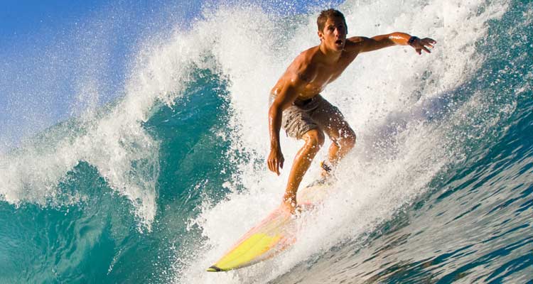 En forma haciendo surf