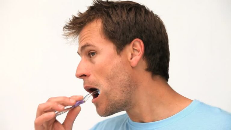 Seis errores al cepillarse los dientes