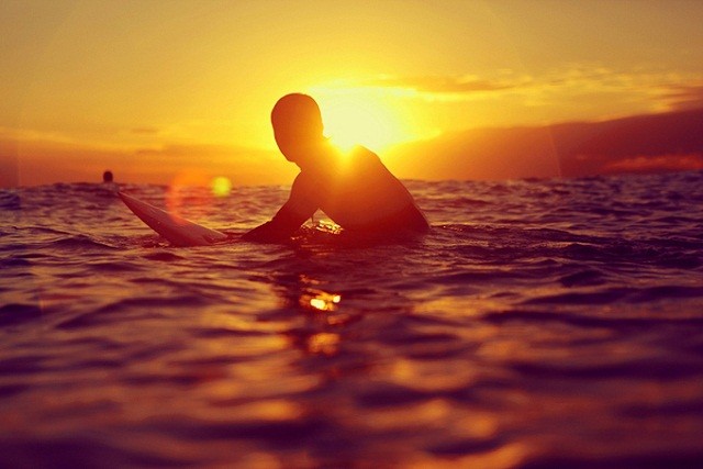 El surf como terapia física y mental