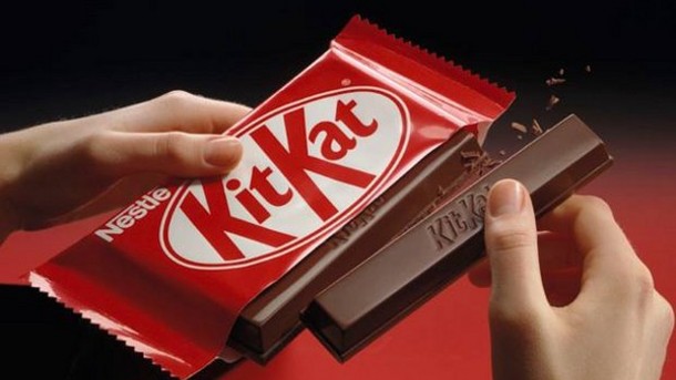 Denuncia por estafa a Nestlé y pide Kit Kat de por vida