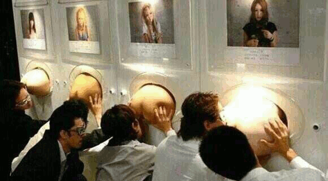 Comer culo (y más) a ciegas, nueva moda en Japón
