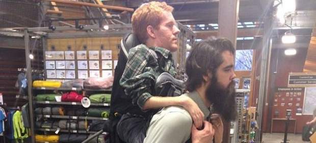 Llevarán en sus espaldas a su amigo enfermo para que conozca el mundo