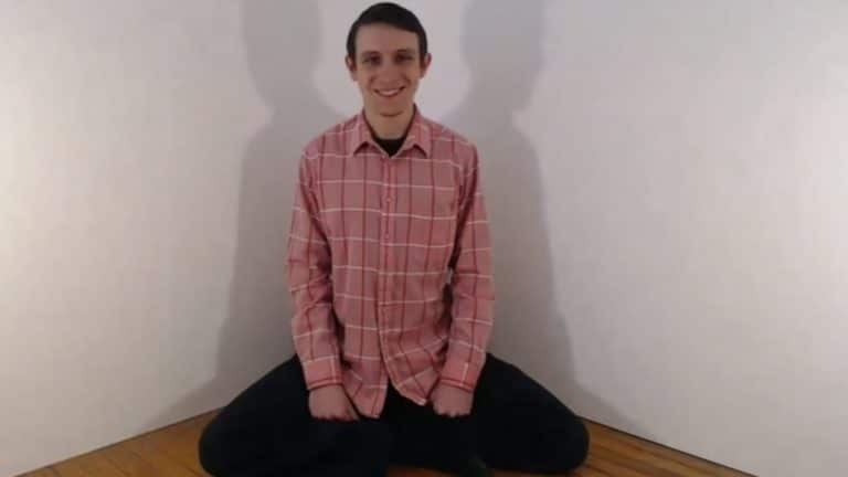 Triunfa en YouTube por sentarse y sonreír… ¡durante horas!