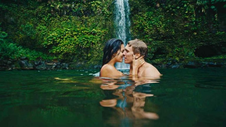 8 Posiciones Sexuales bajo el agua para nadar en placer