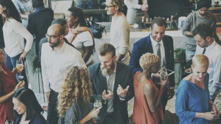 Hacer networking: cómo identificar a quién acercarte