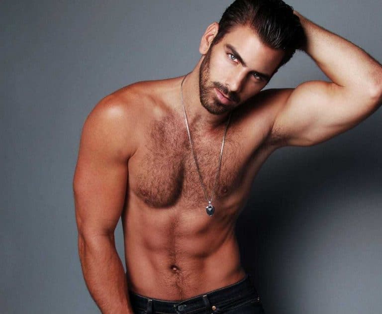 Nyle DiMarco se desnuda para desear felices fiestas