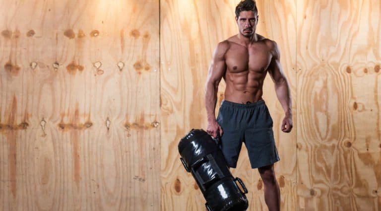 La mejor rutina que puedes hacer con un saco de arena