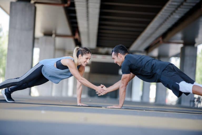 Los 6 mejores ejercicios en pareja para los abdominales