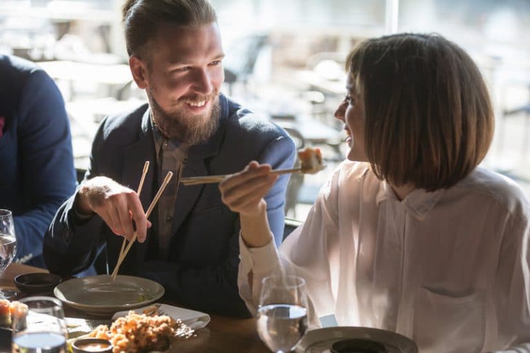 Pareja comiendo
