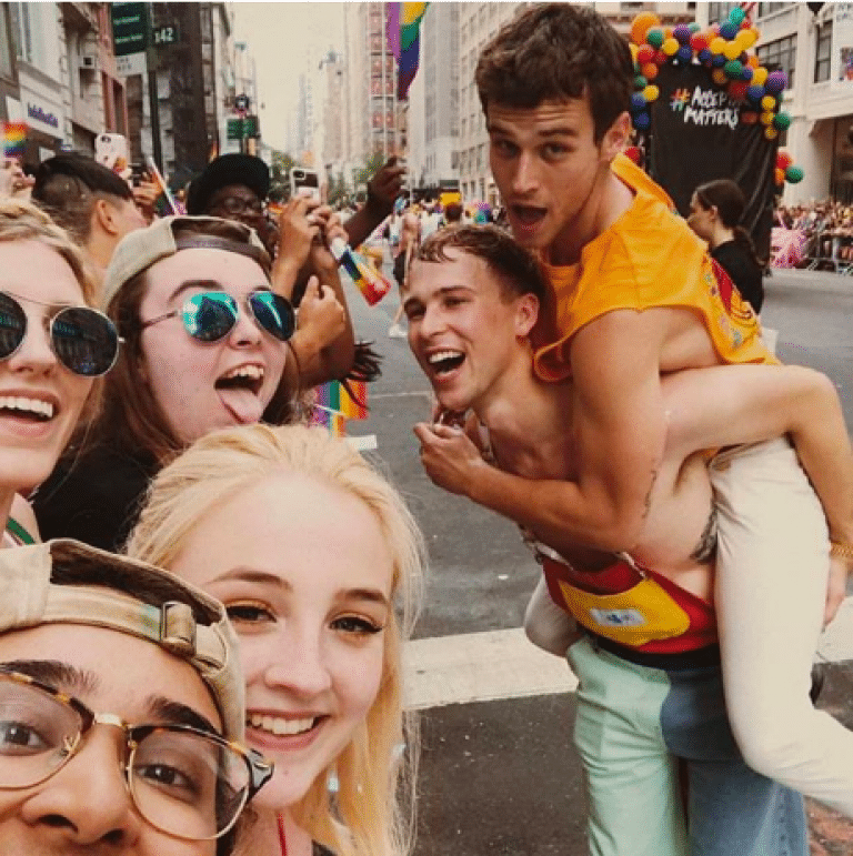 Los actores de Por 13 razones lo dan todo en el Orgullo Gay