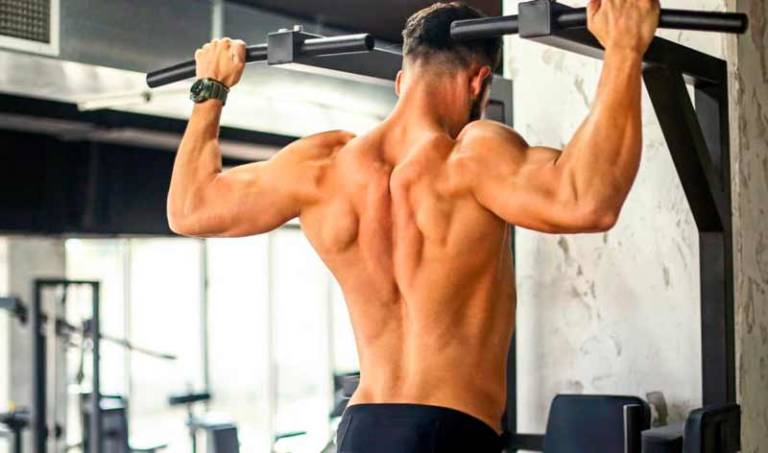 Cómo ponerte en forma desde casa con una barra de dominadas