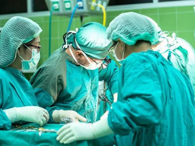 Realizan el primer transplante de pene completo de la historia