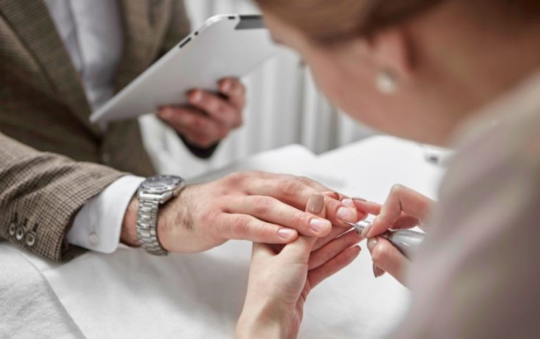 Cuida el aspecto de tus uñas en 5 pasos