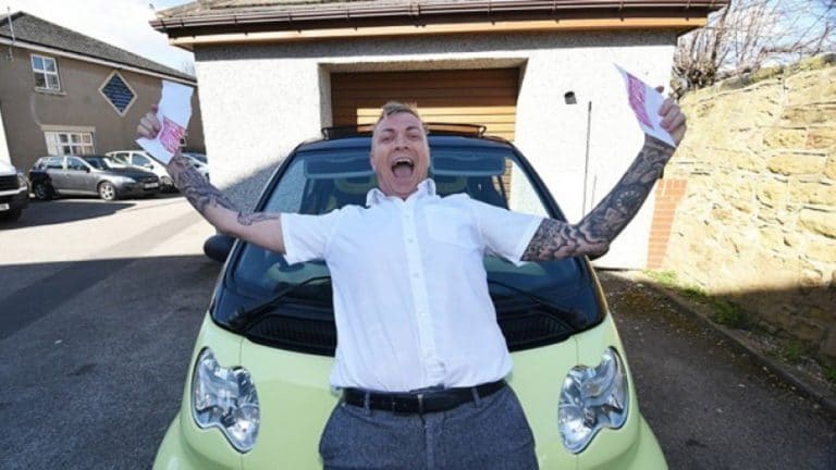 Tras 33 intentos este hombre se saca el carné de conducir