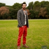 Americana, chaleco, camiseta y pantalones rojos de MANGO H.E.