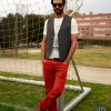 Camiseta, chaleco y pantalones rojos de Mango H.E.