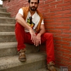 Pantalones, jersey básico, camiseta y gafas de Mango H.E.