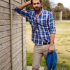 Pantalones básicos beige y camisa de cuadros de Mango H.E.