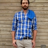 Pantalones básicos beige, jersey básico azul y camisa de cuadros de Mango H.E.