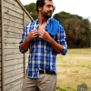 Pantalones básicos beige, jersey básico azul y camisa de cuadros de Mango H.E.