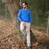 Pantalones básicos beige, jersey básico azul de Mango H.E. Gafas Wayfarer de Ray-Ban