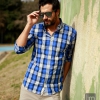 Pantalones básicos beige y camisa de cuadros de Mango H.E. Gafas Wayfarer de Ray-Ban