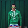Suéter y pantalón corto blanco de Base. Gafas de Hawkers