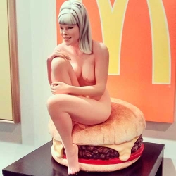 'Barbiburguer', de Mel Ramos