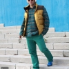 Camisa, chaleco y pantalones Timberland. Cascos Sony. Calzado New Balance
