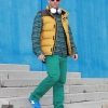 Camisa, chaleco y pantalones Timberland. Cascos Sony. Calzado New Balance