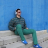 Camisa, jersey y pantalones Timberland. Cascos Sony. Calzado New Balance. Gafas de sol Wandy