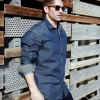 Camisa denim y jeans de Timberland y gafas de sol Wandy