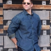 Camisa denim y jeans de Timberland y gafas de sol Wandy