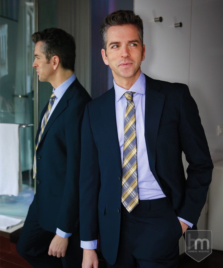 Traje, corbata y camisa de Macson