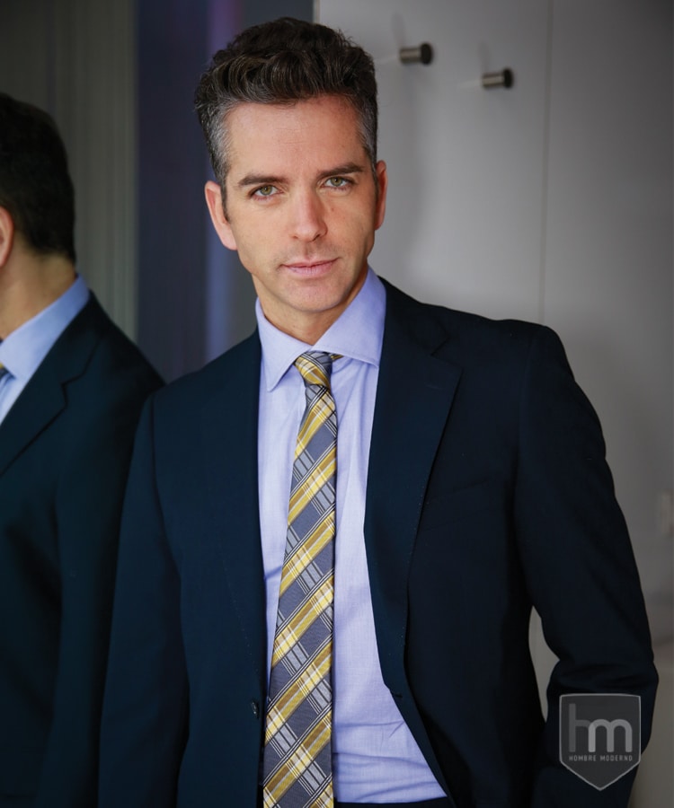 Traje, corbata y camisa de Macson