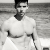 En la playa con su surf