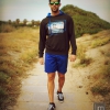 Sudadera y bermudas de Base & gafas de sol Hawkers