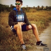 Sudadera y bermudas de Base & gafas de sol Hawkers