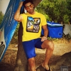 Camiseta y bermudas de Base & gafas de sol Hawkers