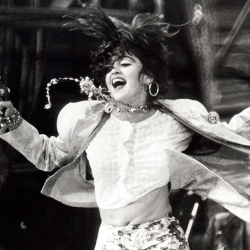 Una joven Madonna dando el cante