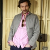 Marc Newson Yard Jacket, pantalones Arc 3D Slim raw G-Star, camisa rosa Fred Perry, gafas bicolor Masfa Woodys