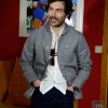 Marc Newson Yard jacket, pantalones Arc 3D slim raw G-Star, camisa blanca Fred Perry, gafas madera Masfa Woodys