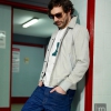 Marc Newson Suede jacket, camiseta New Marc Newson  stripes T-shirt, pantalones Arc 3D slim raw G-Star, bambas Tiger, gafas madera Masfa Woodys