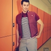 Chaleco, polo a rayas y bermudas de Fred Perry