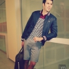 Chaqueta, polo a rayas, bermudas y bolsa de Fred Perry
