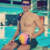 Bañador de Fred Perry y gafas Oakley