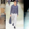 Los pantalones suben el talle y se llenan de pinzas
