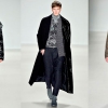 Mix de estampados y tejidos trabajados en el desfile de Custo Barcelona
