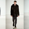 Rayas verticales, jerséis de cuello alto y pantalones skinny en el hombre de Richard Chai